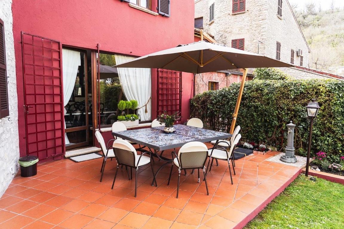 Hotel Domus Fontis Pescaia Spoleto Esterno foto